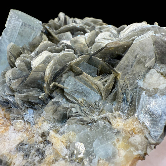 Aquamarine Crystal with Muscovite - Nagar Valley - 532g - 12x10x4 cm