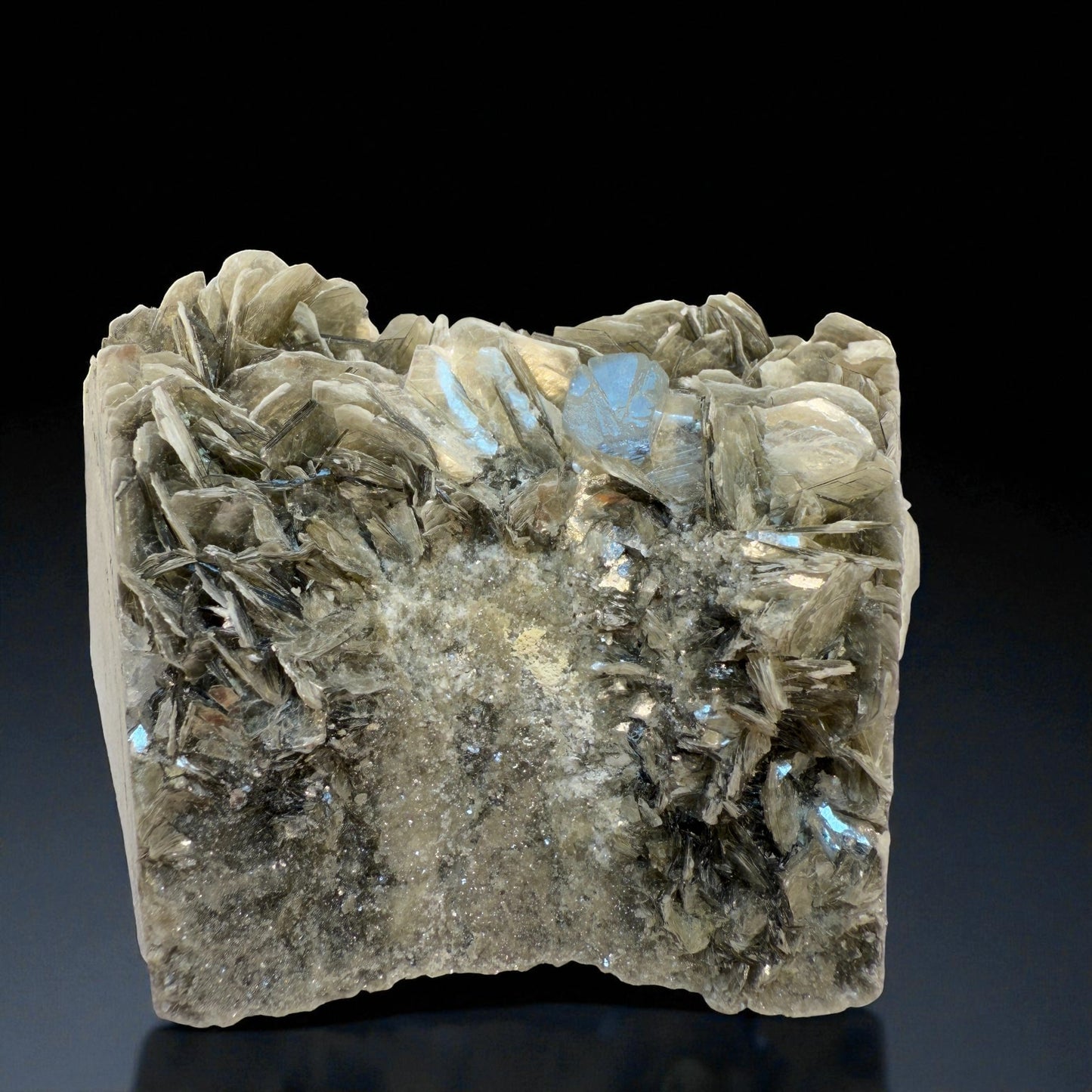 Aquamarine Crystal with Muscovite - Nagar Valley - 508g - 8x8x7 cm