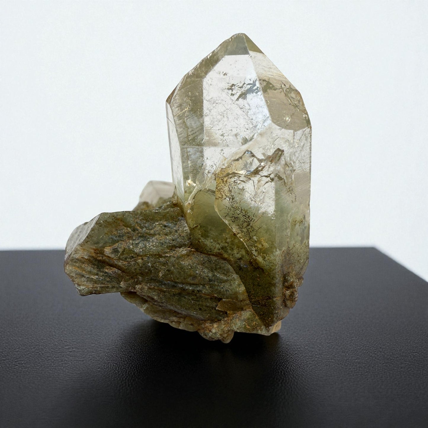 Chlorite Quartz from Gilgit | Stunning Natural Crystal for Collectors - 16g - 3.5x3x2.cm5