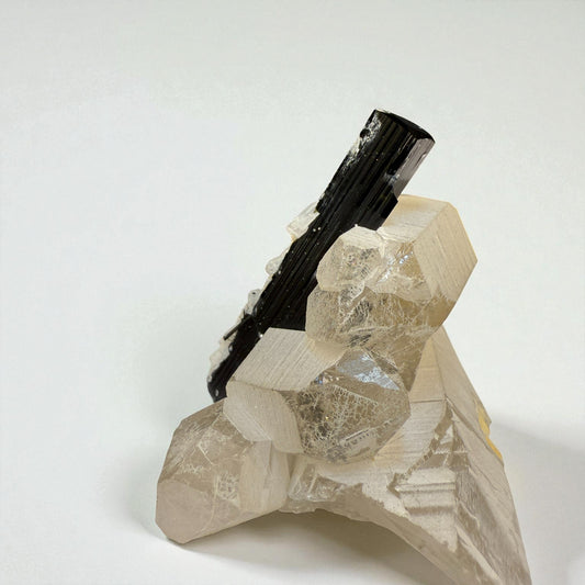 Black Tourmaline on Quartz - Skardu Pakistan - 95g - 5.5x5x5 cm
