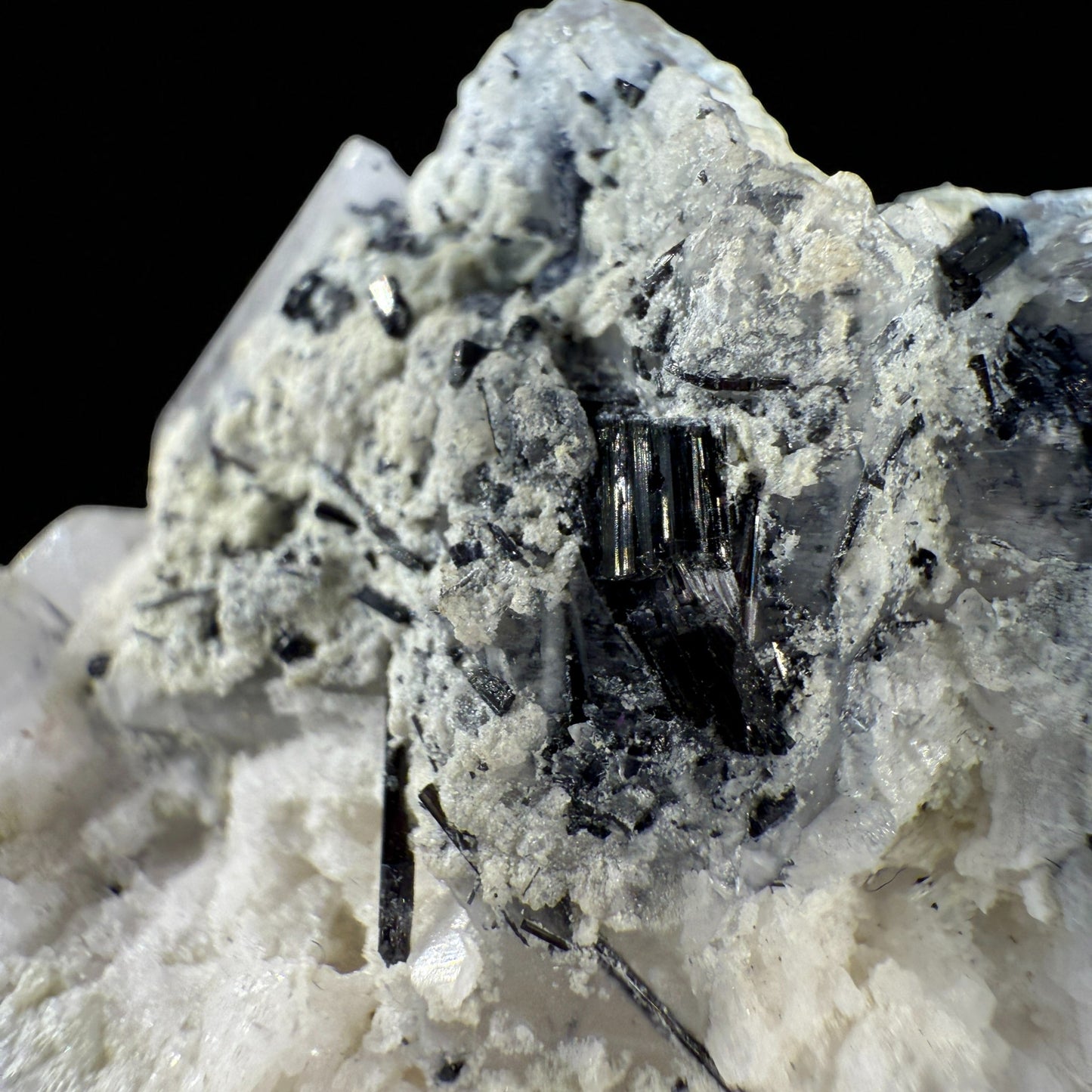 Aquamarine, Tourmaline, Quartz - Skardu Valley -1860g- 16x10.5x10.5 cm