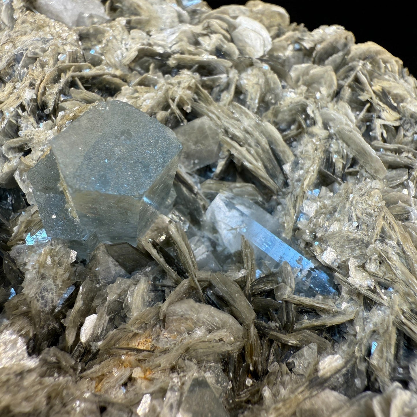 Aquamarine Crystal with Tourmaline - Nagar Valley - 1165 g - 16x12x6 cm