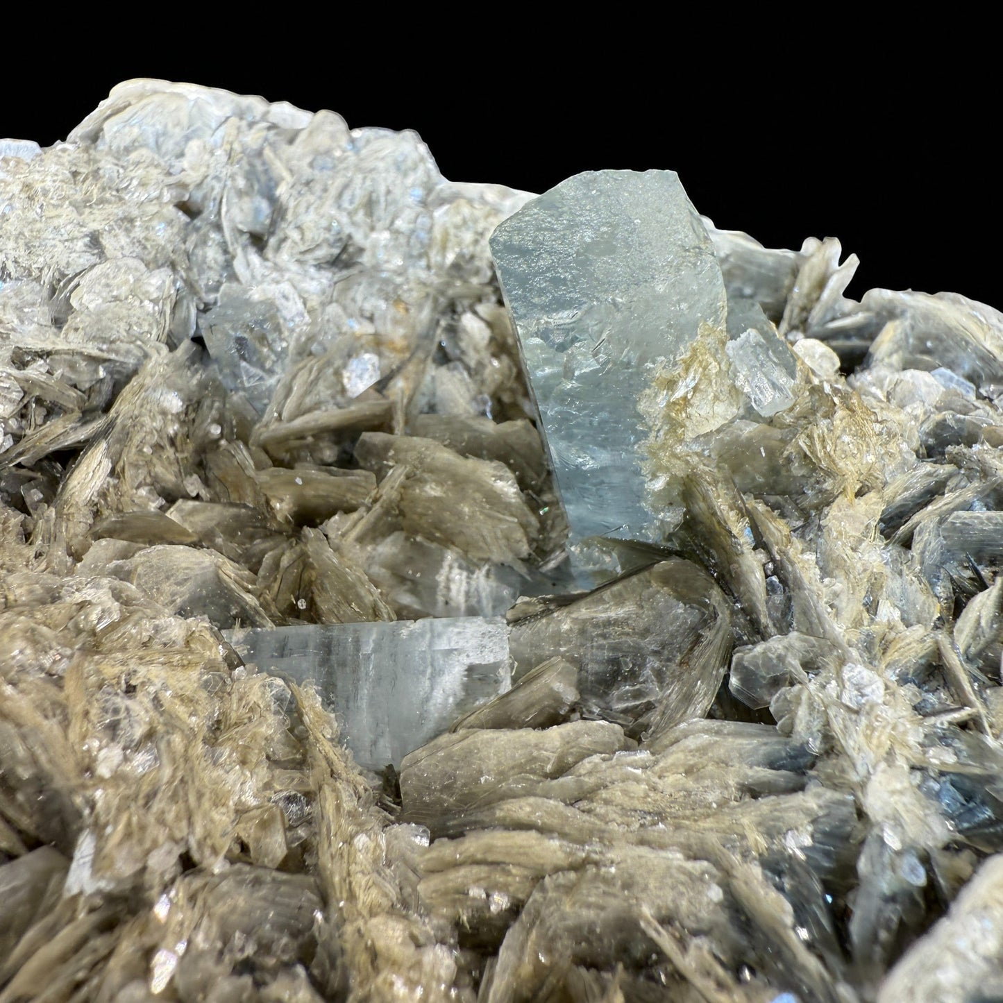 Aquamarine Crystal with Tourmaline - Nagar Valley - 1165 g - 16x12x6 cm