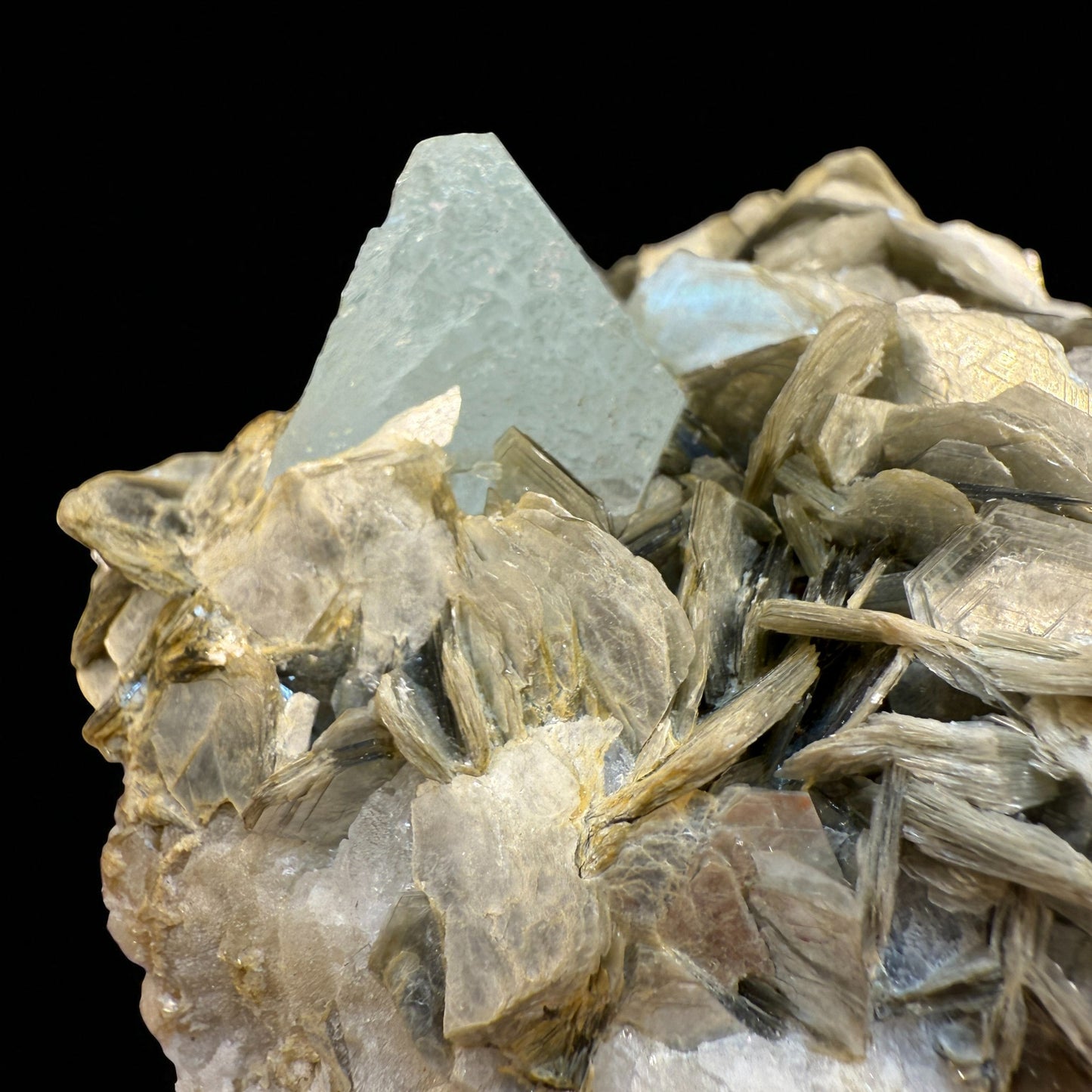 Aquamarine Crystal with Muscovite - Nagar Valley - 715g - 11x8.5x8 cm