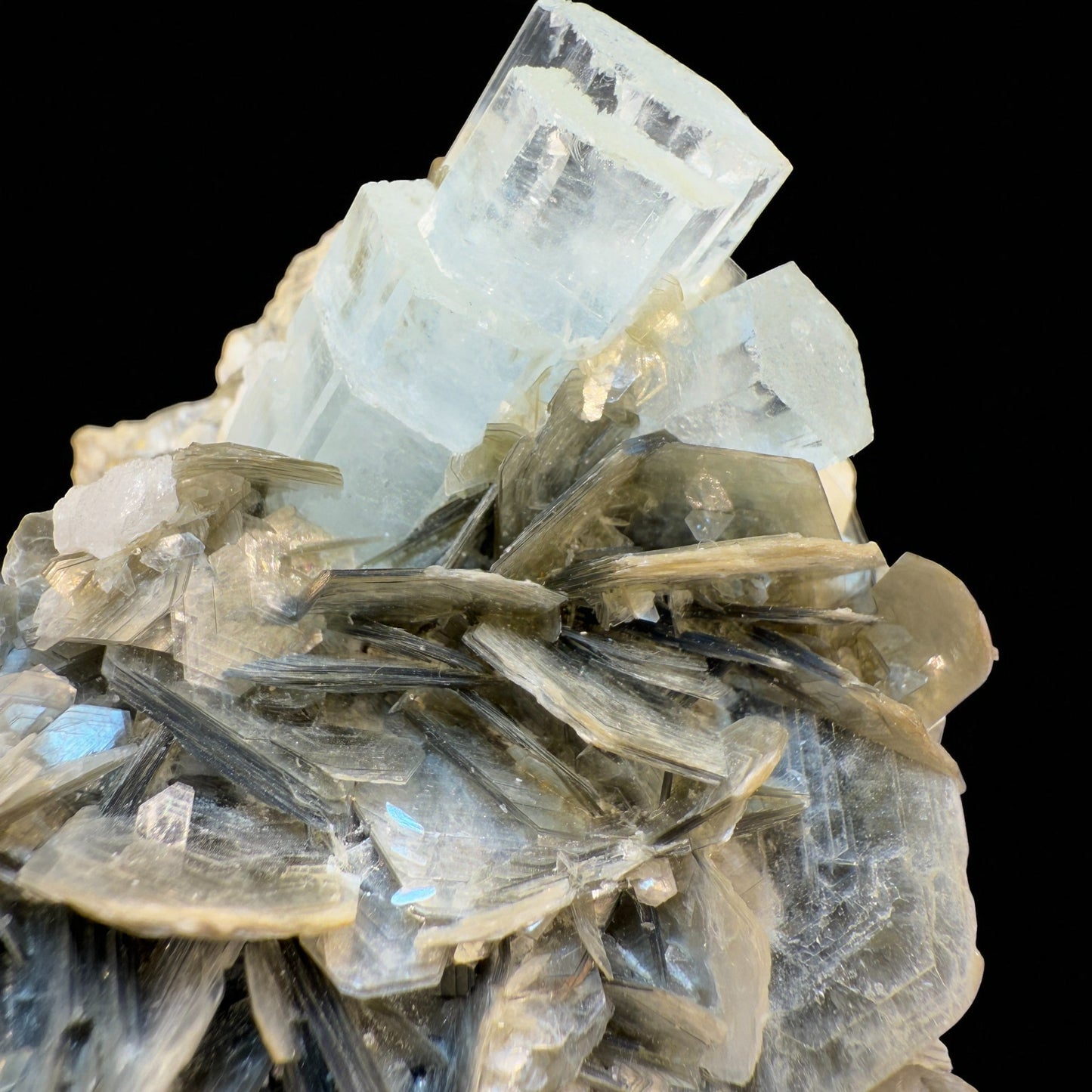 Aquamarine Crystal with Muscovite - Nagar Valley - 310g - 9x7.5x7 cm