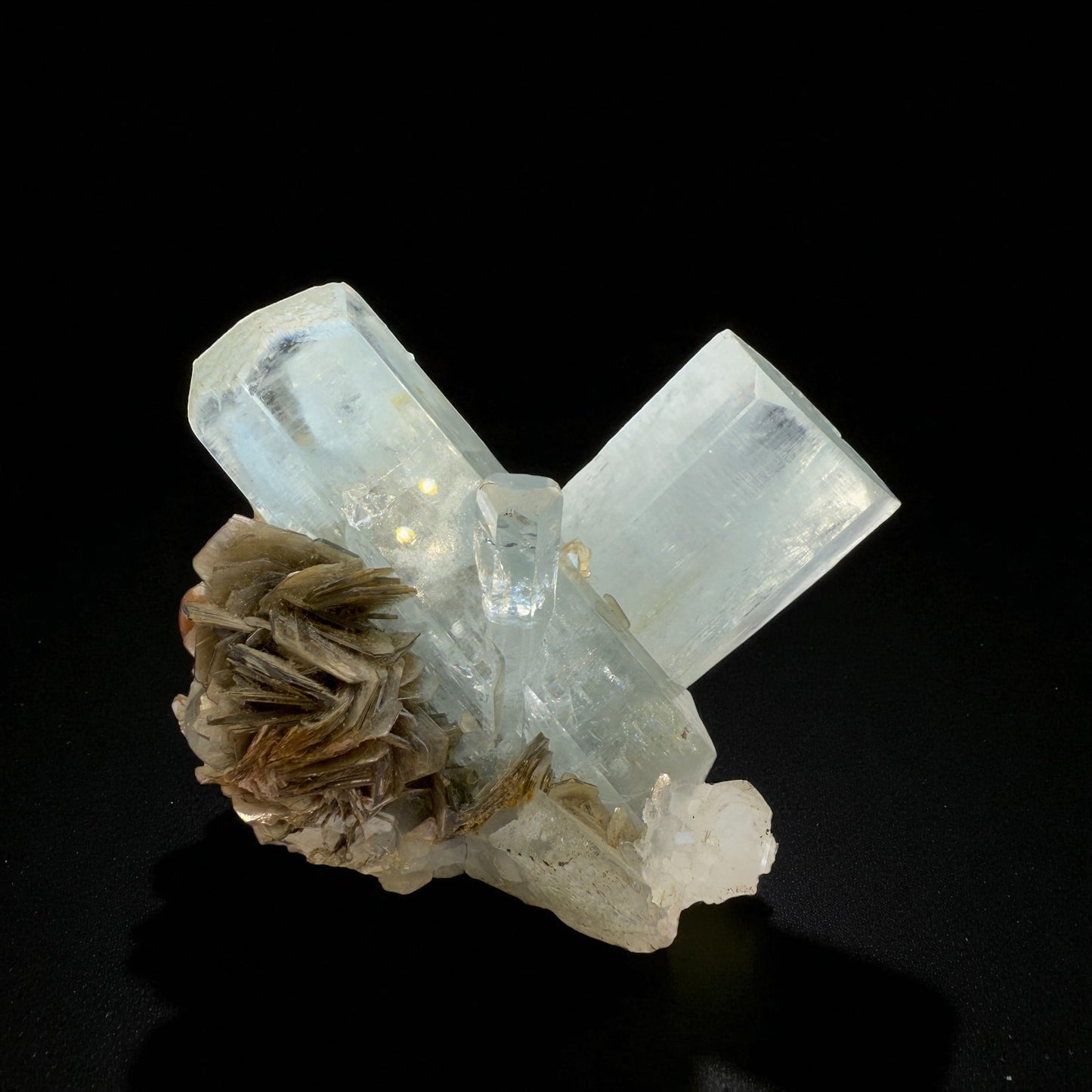 Aquamarine Crystal with Muscovite - Nagar Valley - 140g - 7x6.5x4.5 cm