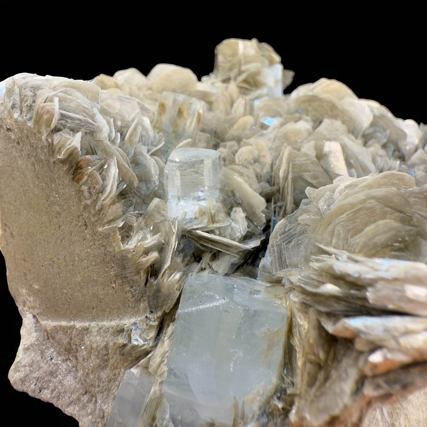 Aquamarine Crystal with Muscovite - Nagar Valley - 602g - 10x7.5x5 cm