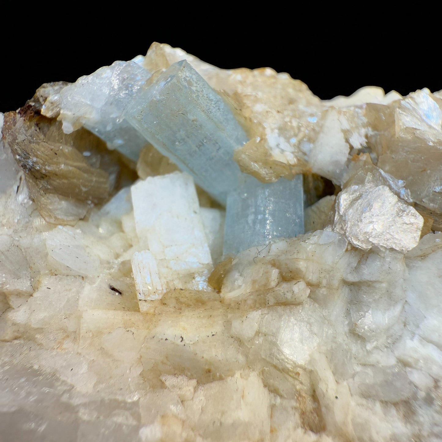 Aquamarine with Muscovite & Quartz - Skardu Pakistan - 206g - 8x6.5x4 cm